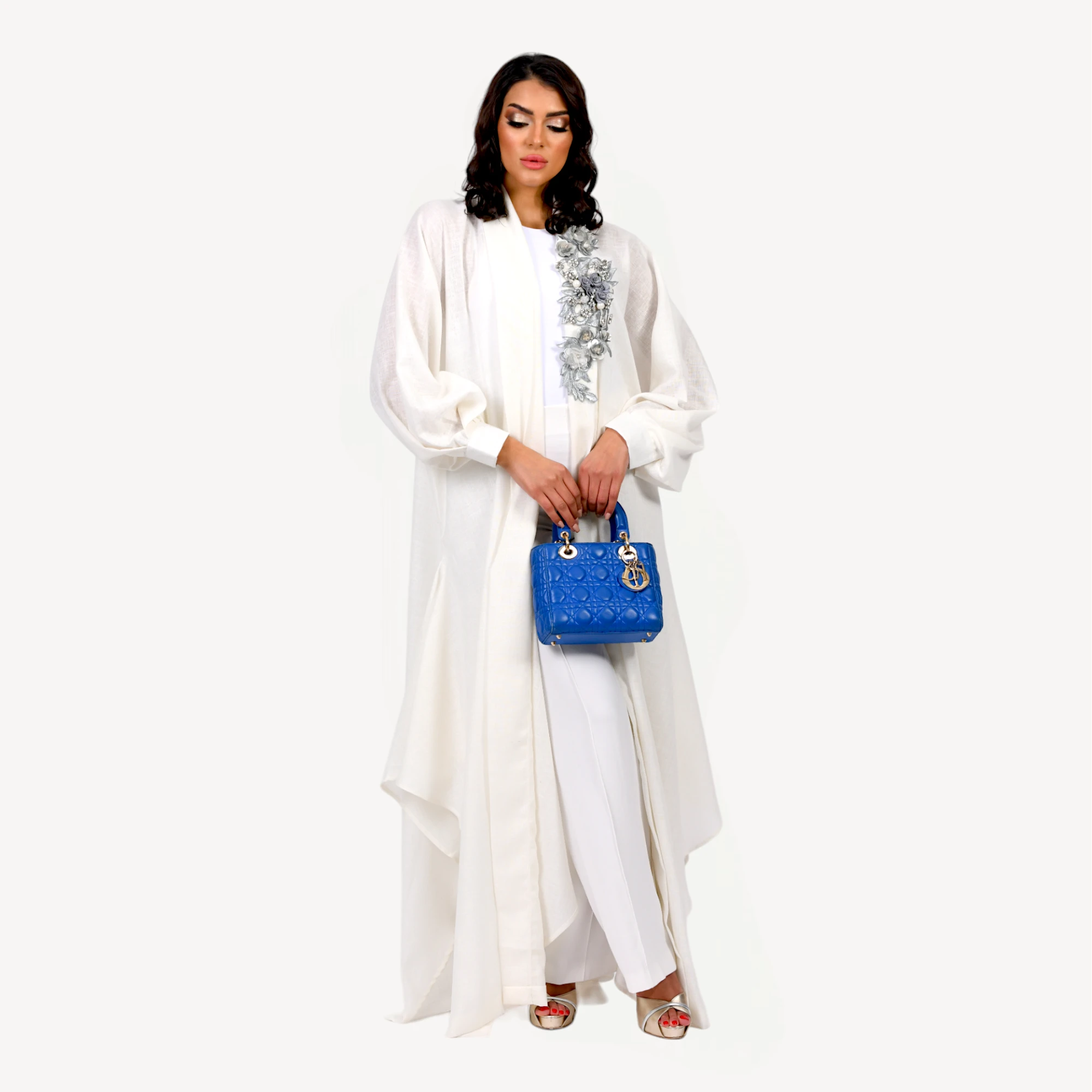 Kimono-Loujain-Mautassin-blanc-5.webp Kimono Loujain Mautassin noir raffiné avec motifs floraux brodés, conçu pour un style chic et intemporel.