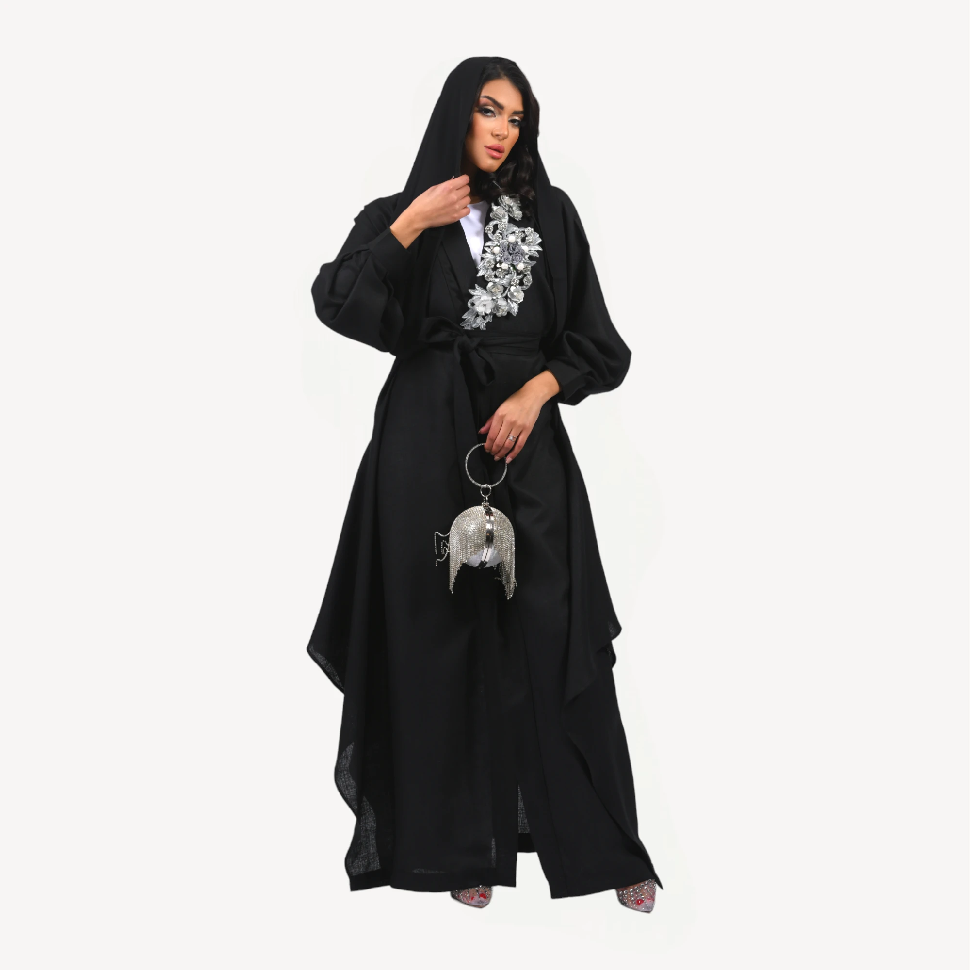 Kimono-Loujain-Mautassin-noir-2.webp Kimono Loujain Mautassin noir raffiné avec motifs floraux brodés, conçu pour un style chic et intemporel.