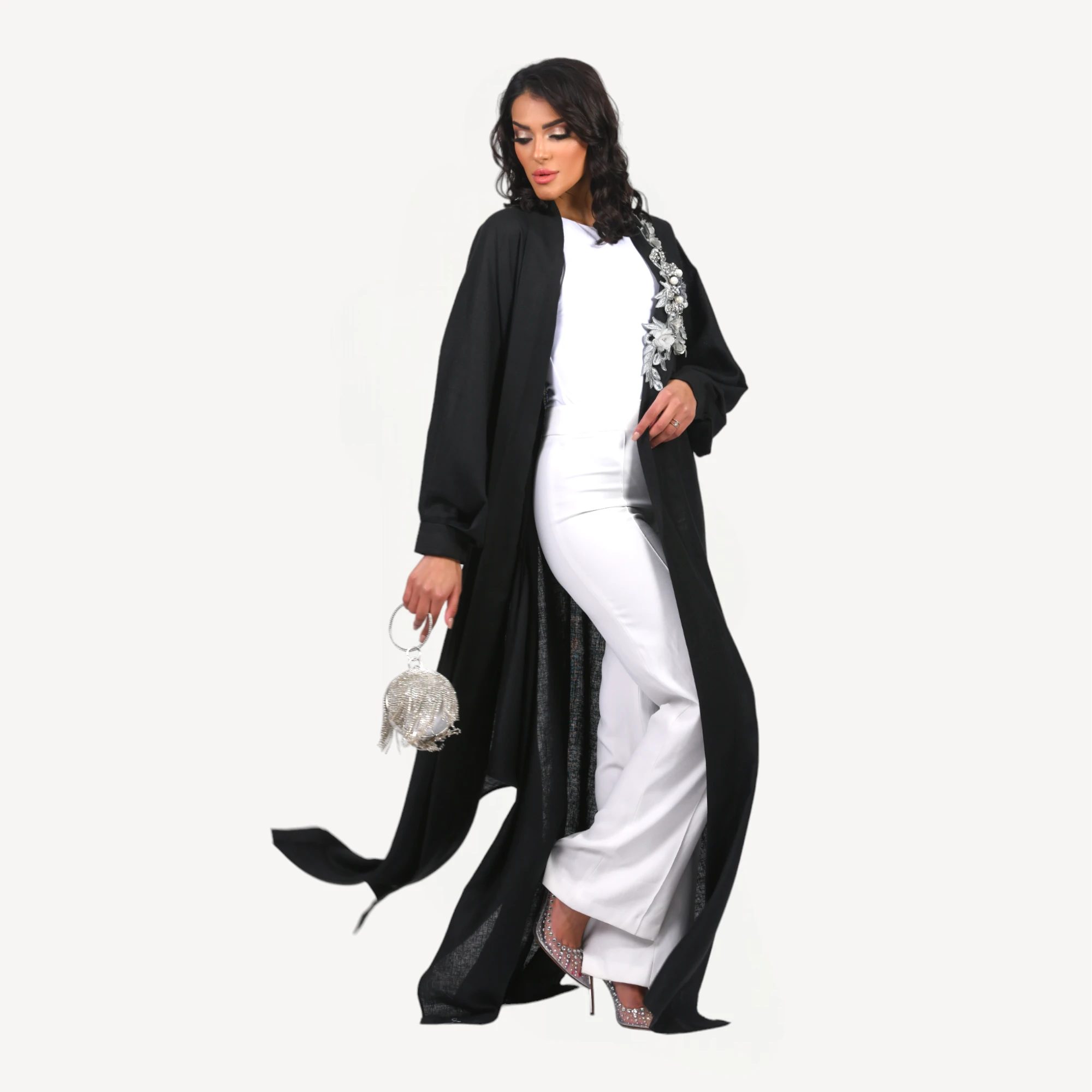 Kimono-Loujain-Mautassin-noir-3.webp Kimono Loujain Mautassin noir raffiné avec motifs floraux brodés, conçu pour un style chic et intemporel.