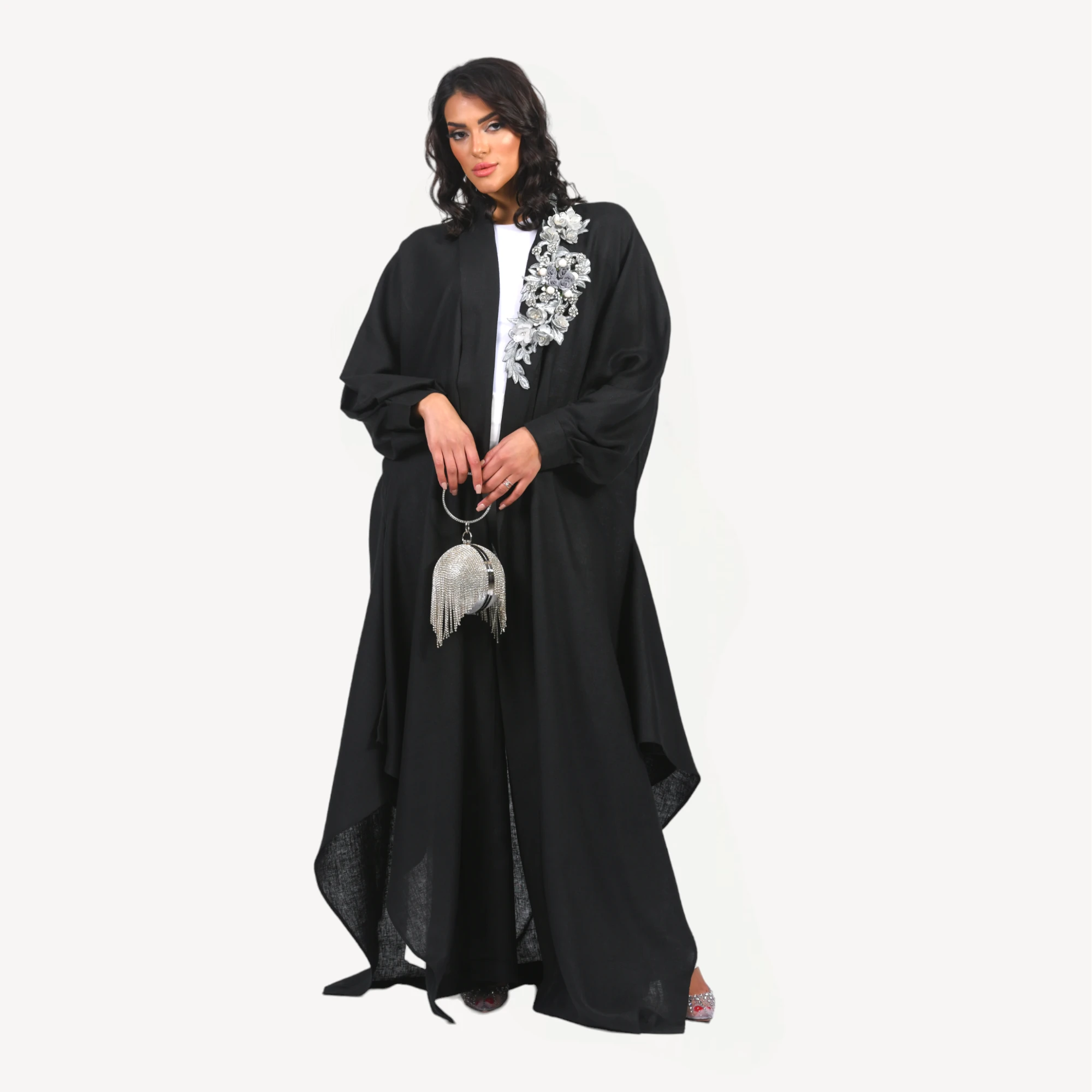 Kimono-Loujain-Mautassin-noir-4.webp Kimono Loujain Mautassin noir raffiné avec motifs floraux brodés, conçu pour un style chic et intemporel.