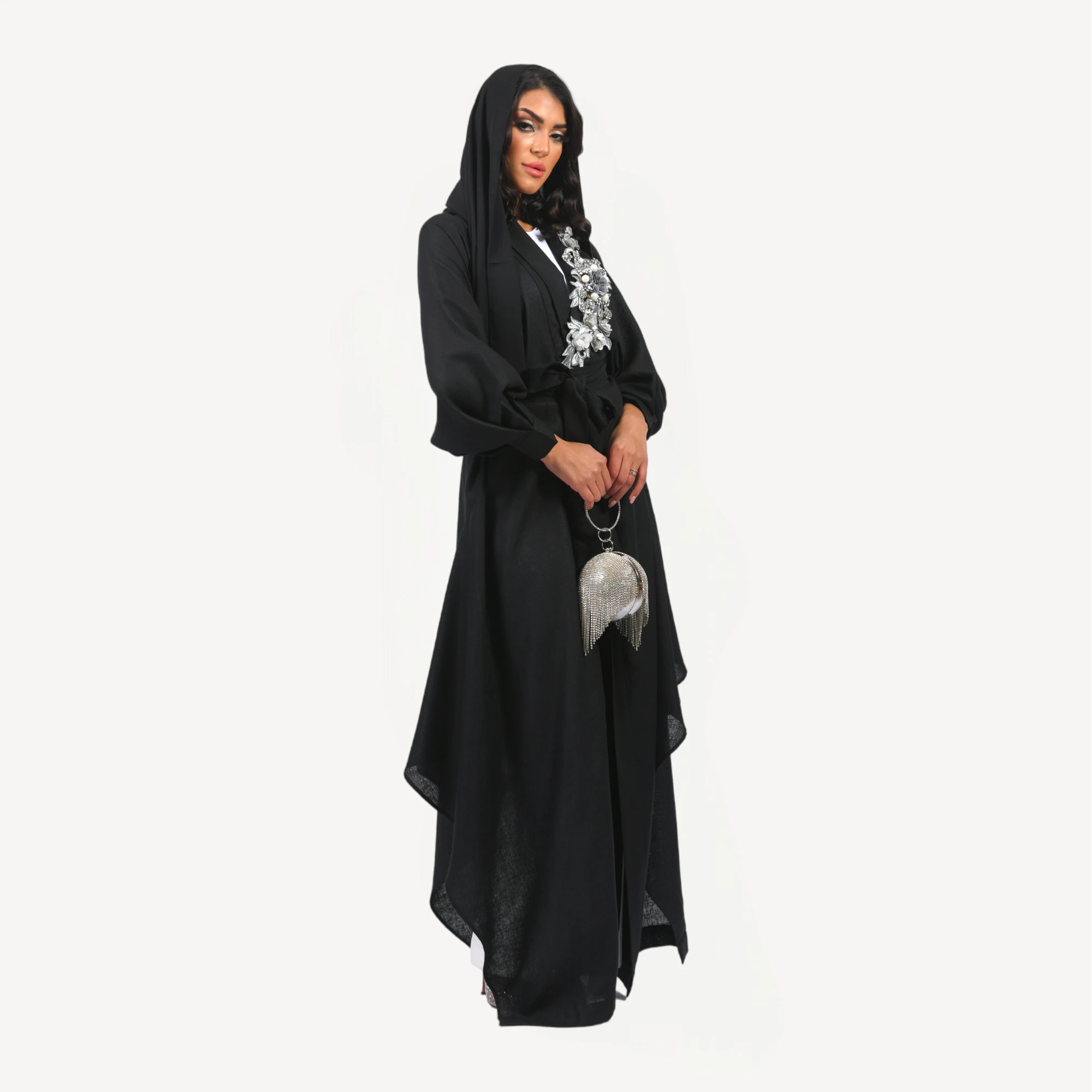 Kimono-Loujain-Mautassin-noir.webp Kimono Loujain Mautassin noir raffiné avec motifs floraux brodés, conçu pour un style chic et intemporel.