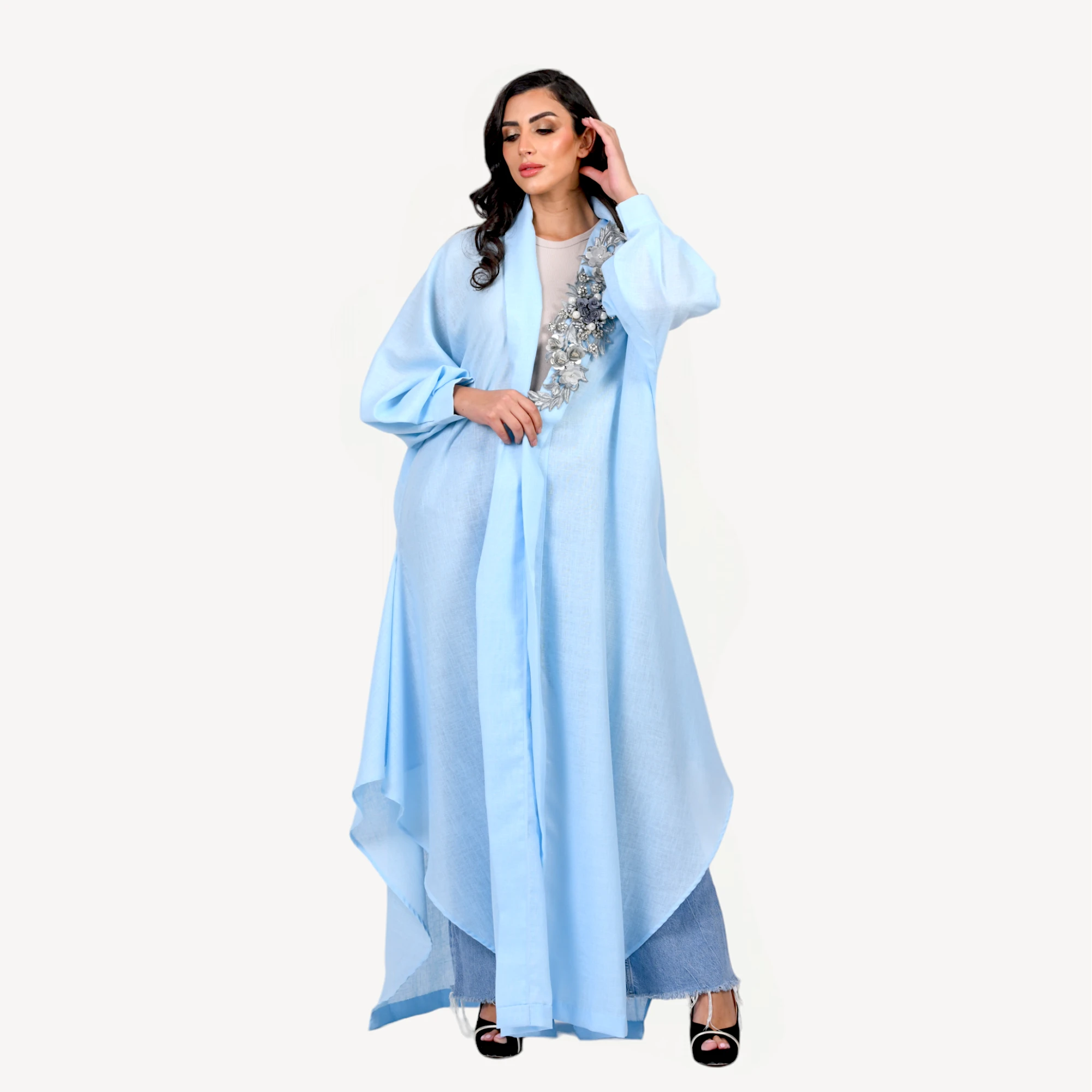 Kimono-Loujain-bleu-cie-Mautassin-1.webp Kimono Loujain Mautassin noir raffiné avec motifs floraux brodés, conçu pour un style chic et intemporel.