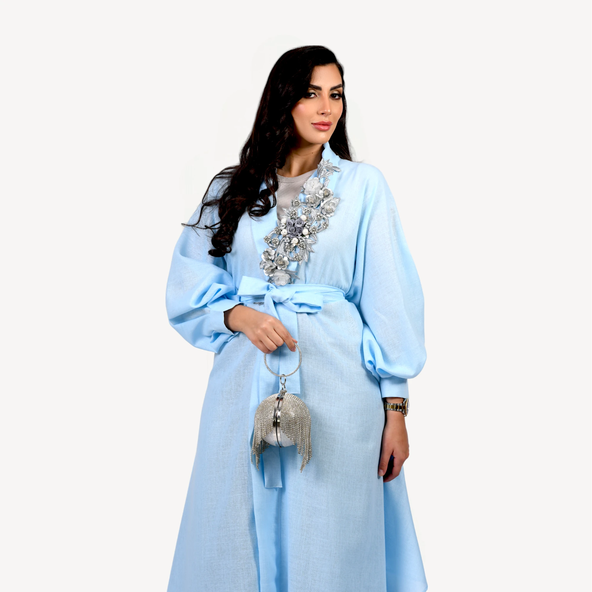 Kimono-Loujain-bleu-cie-Mautassin-2.webp Kimono Loujain Mautassin noir raffiné avec motifs floraux brodés, conçu pour un style chic et intemporel.