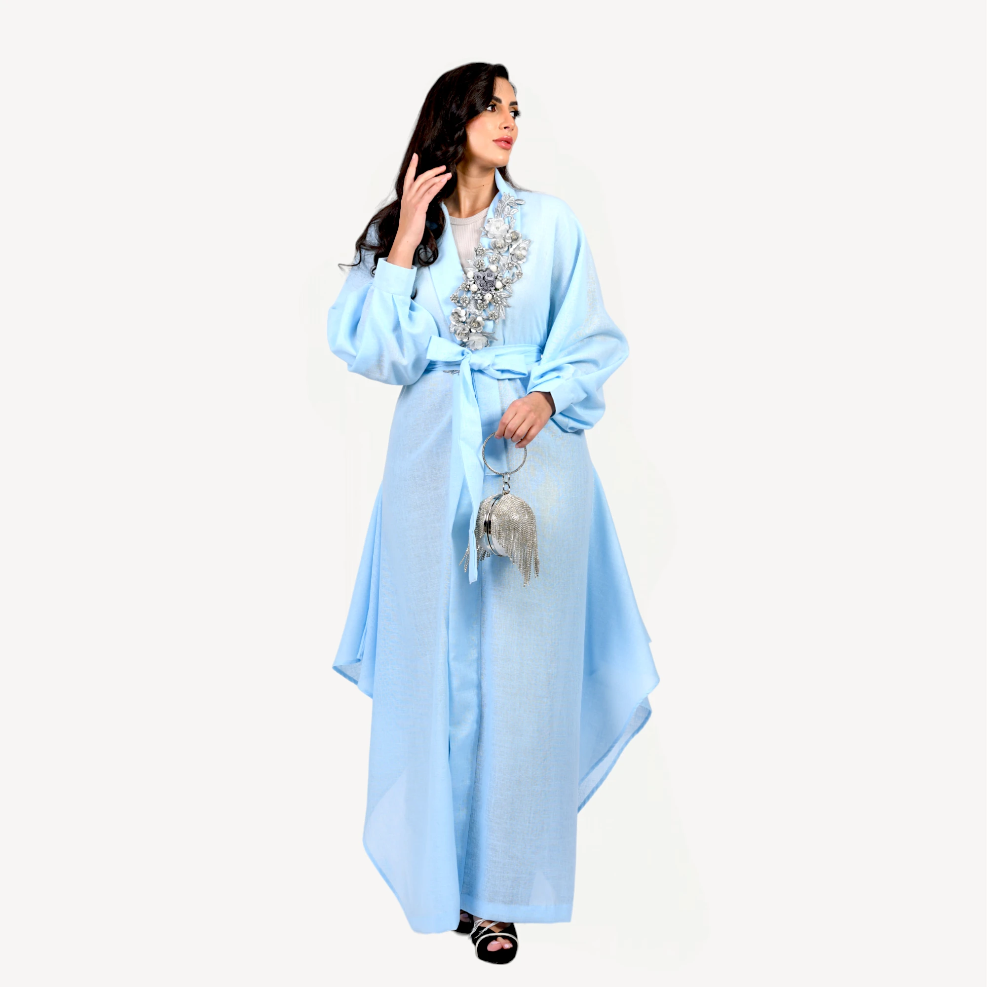 Kimono-Loujain-bleu-cie-Mautassin.webp Kimono Loujain Mautassin noir raffiné avec motifs floraux brodés, conçu pour un style chic et intemporel.