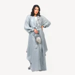 Kimono Loujain Mautassin noir raffiné avec motifs floraux brodés, conçu pour un style chic et intemporel.