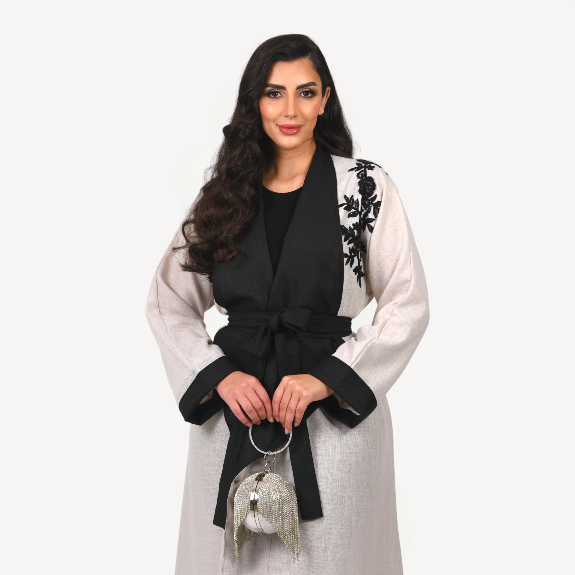 Kimono-Maya-Mautassin-beige-clair-avec-noir2.webp Kimono Maya Mautassin en beige clair avec accents noirs, confection artisanale idéale pour mariages et looks élégants.