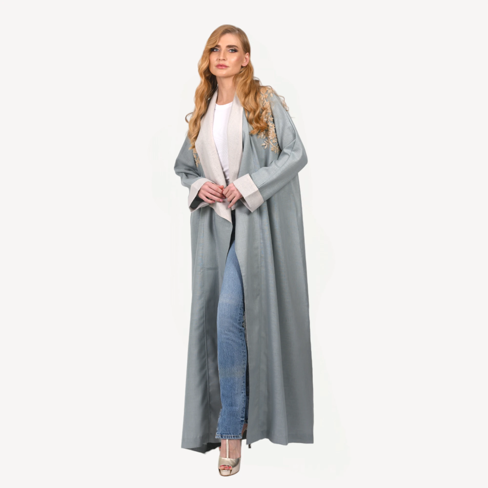 Kimono-Maya-Mautassin-bleu-gris-avec-beige-clair-1.webp Kimono Maya Mautassin bleu gris avec beige clair, une tenue artisanale sophistiquée et intemporelle.