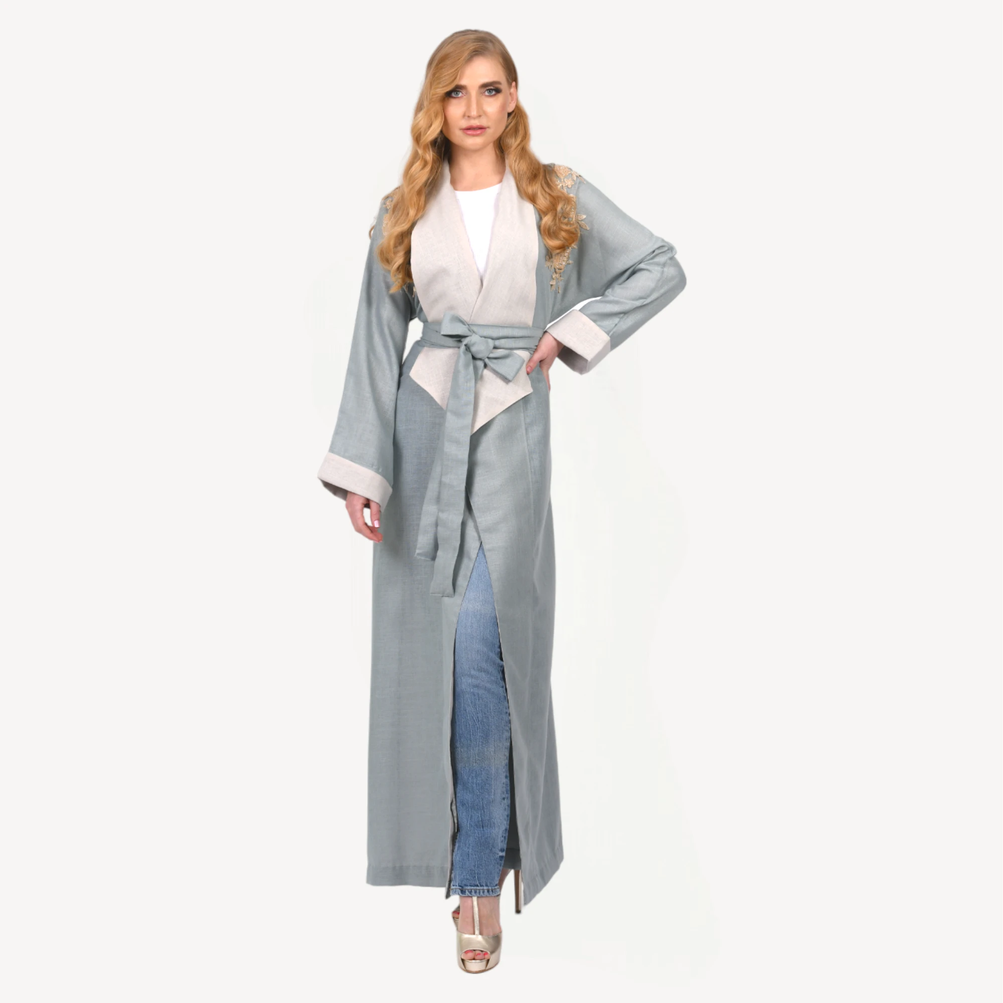 Kimono-Maya-Mautassin-bleu-gris-avec-beige-clair.webp Kimono Maya Mautassin bleu gris avec beige clair, une tenue artisanale sophistiquée et intemporelle.