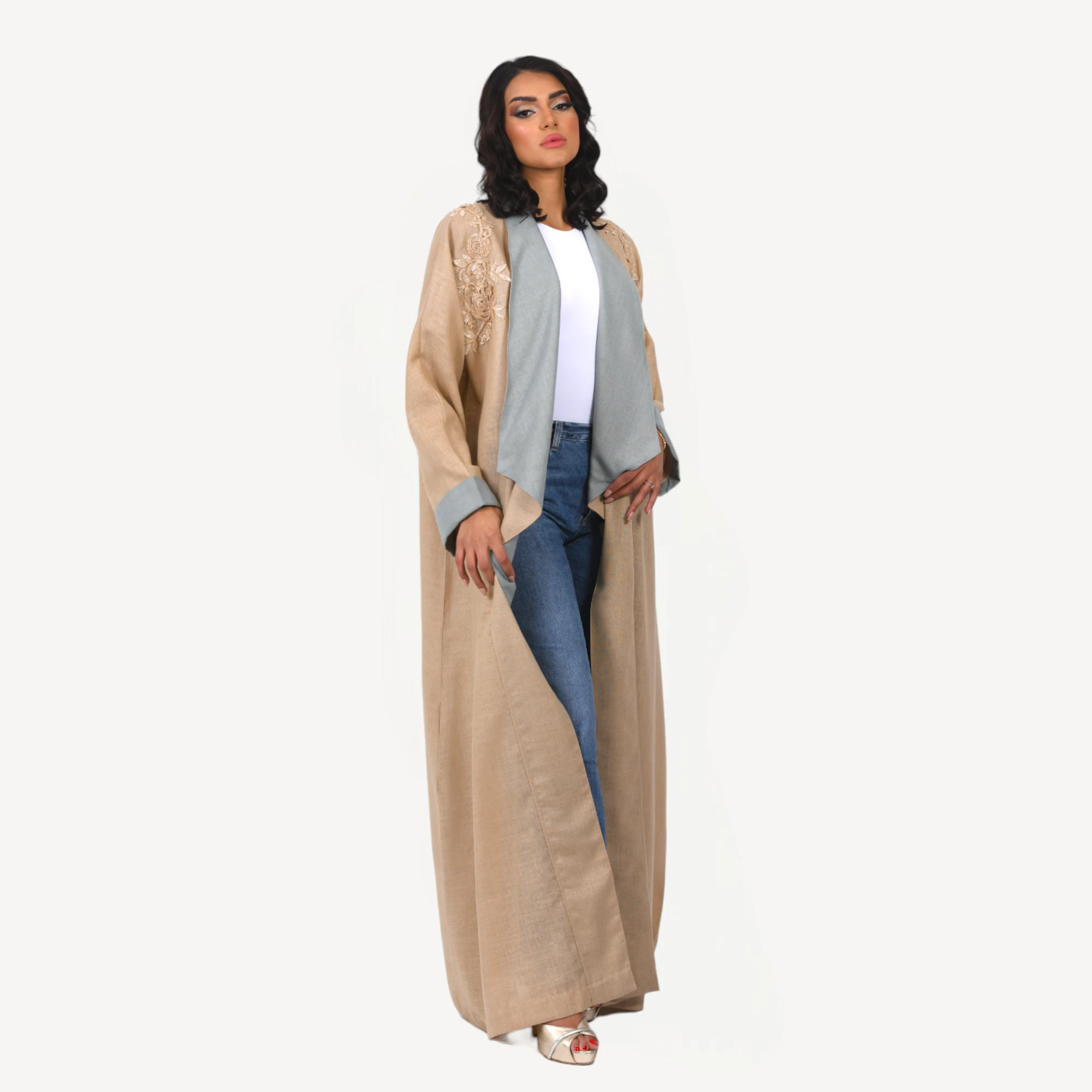 Kimono-Maya-Mautassin-jaune-sable-avec-bleu-gris-1.webp Kimono Maya Mautassin jaune sable et bleu gris élégant, confectionné à la main, idéal pour mariages et soirées élégantes.