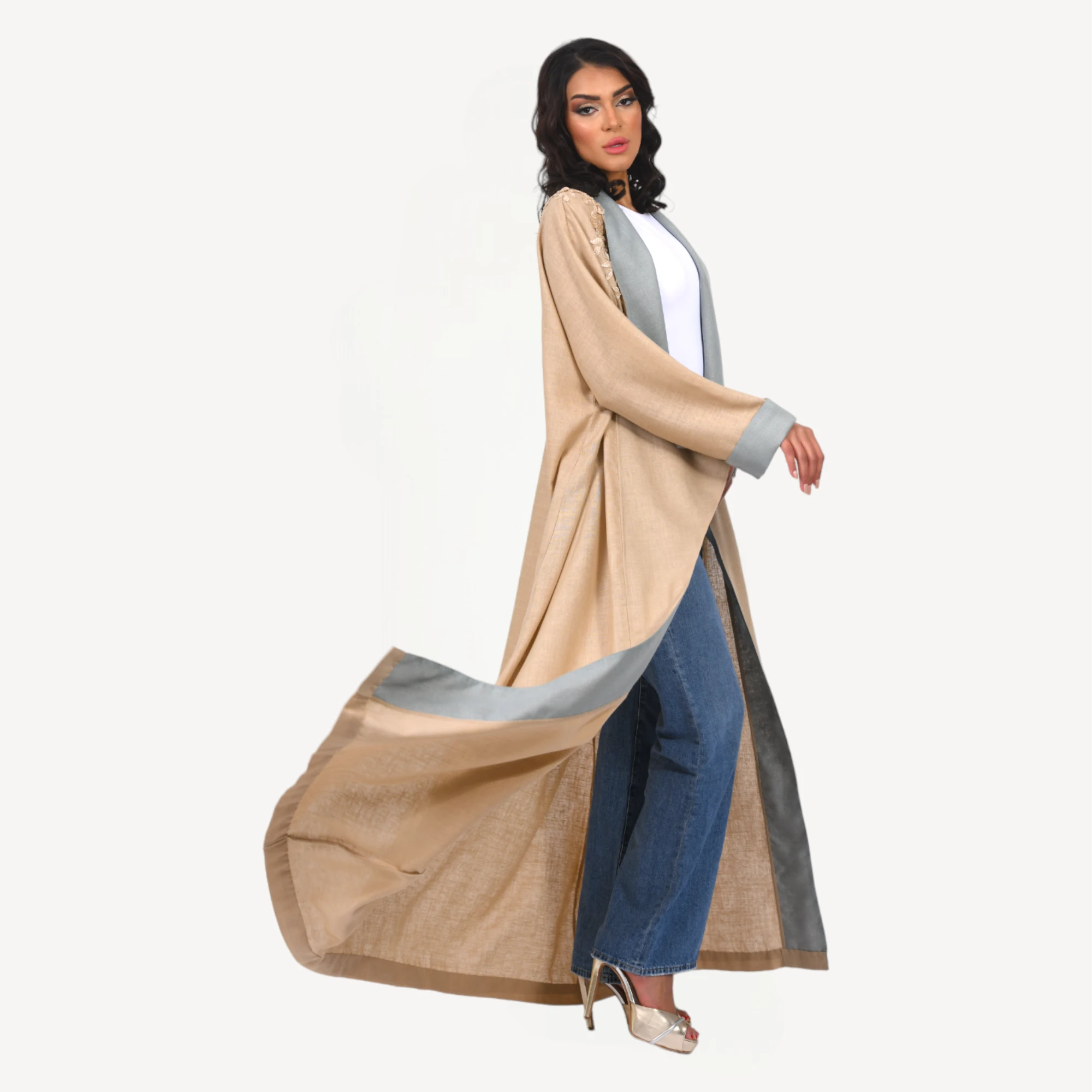 Kimono-Maya-Mautassin-jaune-sable-avec-bleu-gris.webp Kimono Maya Mautassin jaune sable et bleu gris élégant, confectionné à la main, idéal pour mariages et soirées élégantes.