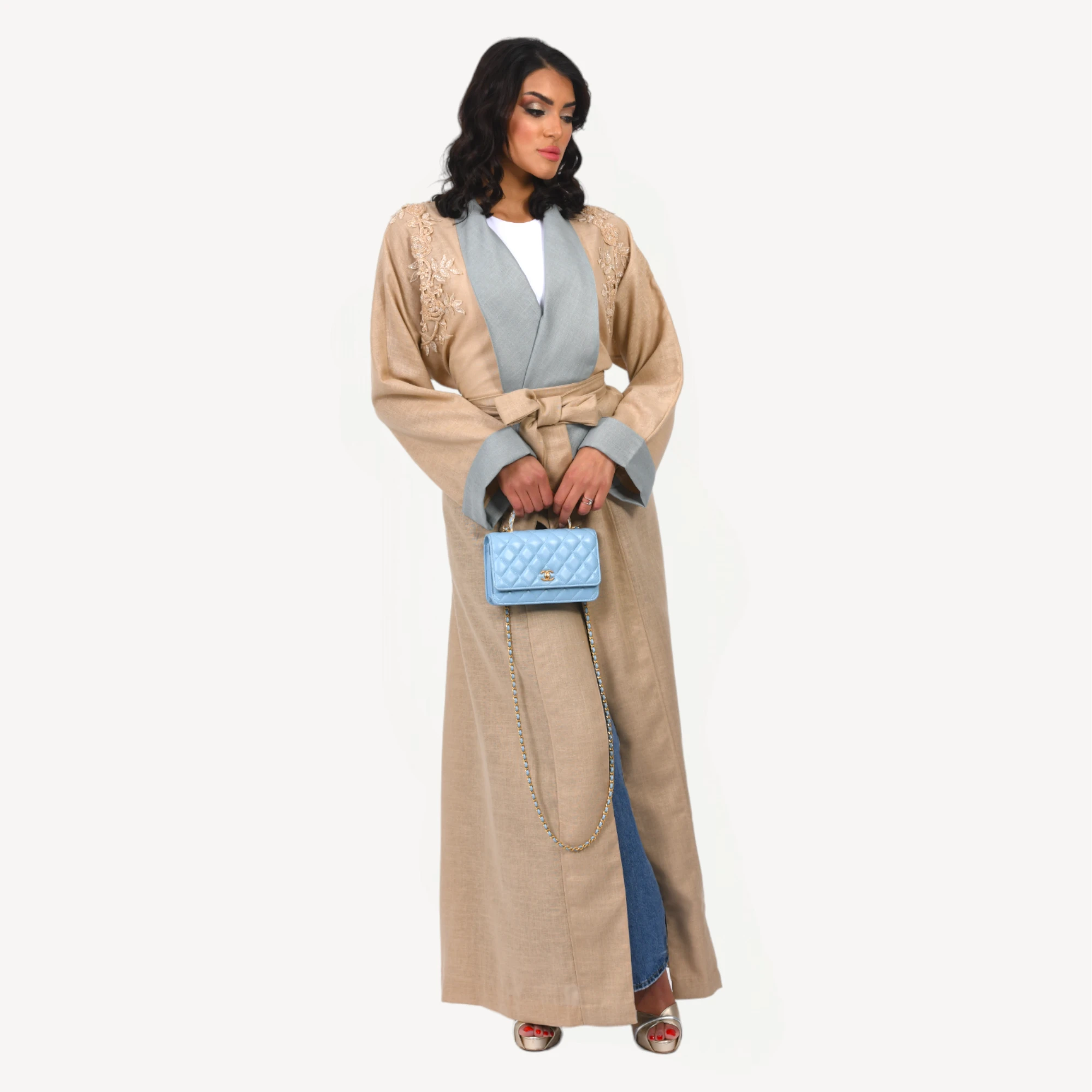 Kimono-Maya-Mautassin-jaune-sable-avec-bleu-gris1.webp Kimono Maya Mautassin jaune sable et bleu gris élégant, confectionné à la main, idéal pour mariages et soirées élégantes.