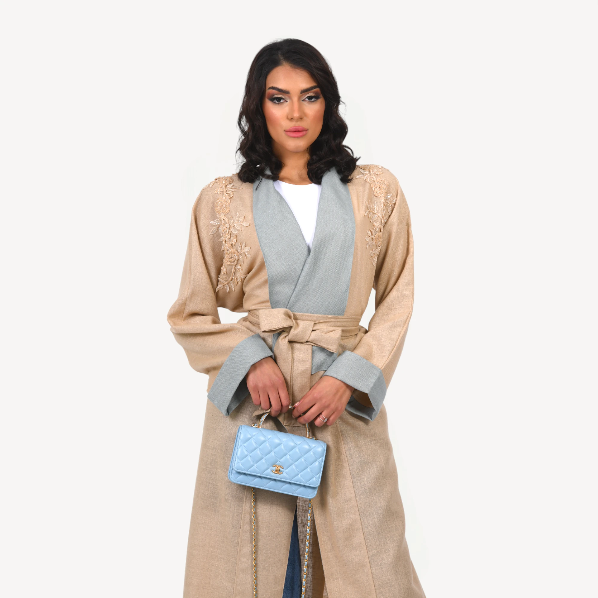 Kimono-Maya-Mautassin-jaune-sable-avec-bleu-gris2.webp Kimono Maya Mautassin jaune sable et bleu gris élégant, confectionné à la main, idéal pour mariages et soirées élégantes.