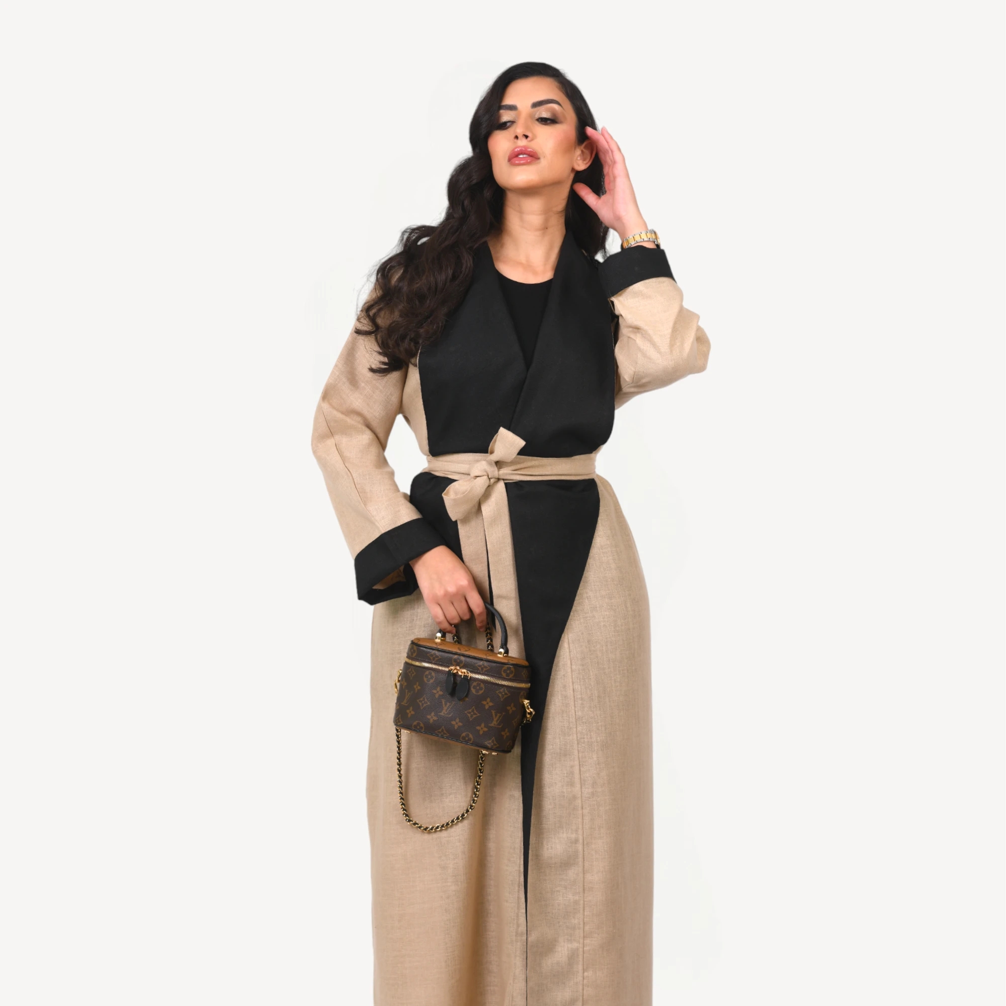 Kimono-Maya-Mautassin-jaune-sable-avec-noir1.webp Kimono Maya Mautassin en jaune sable avec détails noirs, une tenue raffinée et contemporaine parfaite pour occasions prestigieuses.