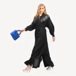 Kimono Soraya Mautassin noir raffiné avec détails modernes, parfait pour des occasions prestigieuses.