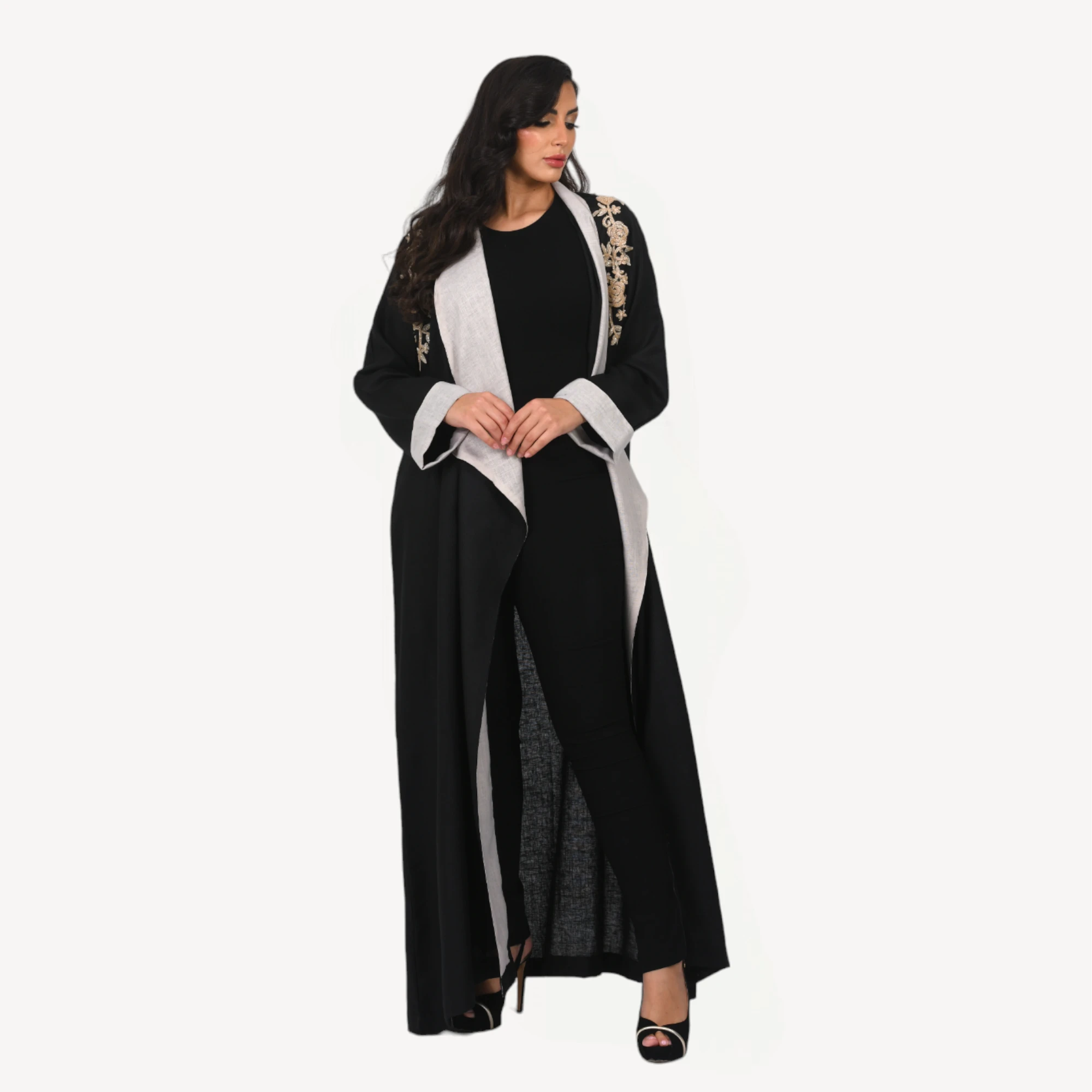 Kimono-maya-mautassin-noir-avec-beige-clair.webp Kimono Maya Mautassin noir avec accents beige clair, confectionné avec soin pour un look chic et raffiné.