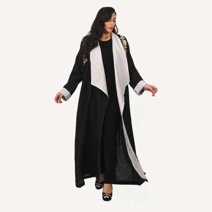 Kimono Maya Mautassin noir avec accents beige clair, confectionné avec soin pour un look chic et raffiné.