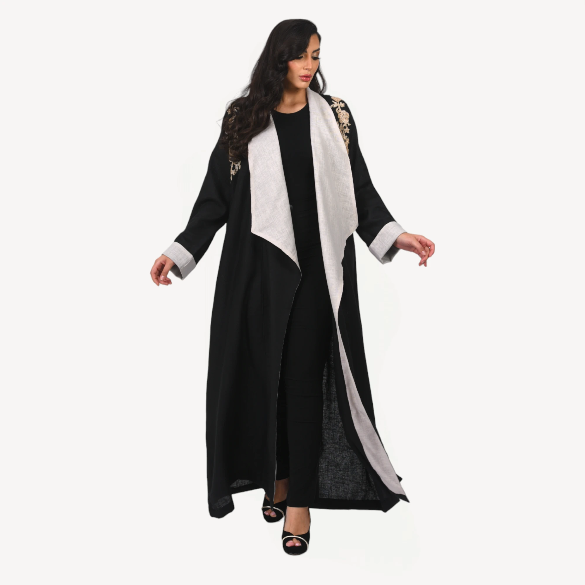 Kimono-maya-mautassin-noir-avec-beige-clair1.webp Kimono Maya Mautassin noir avec accents beige clair, confectionné avec soin pour un look chic et raffiné.