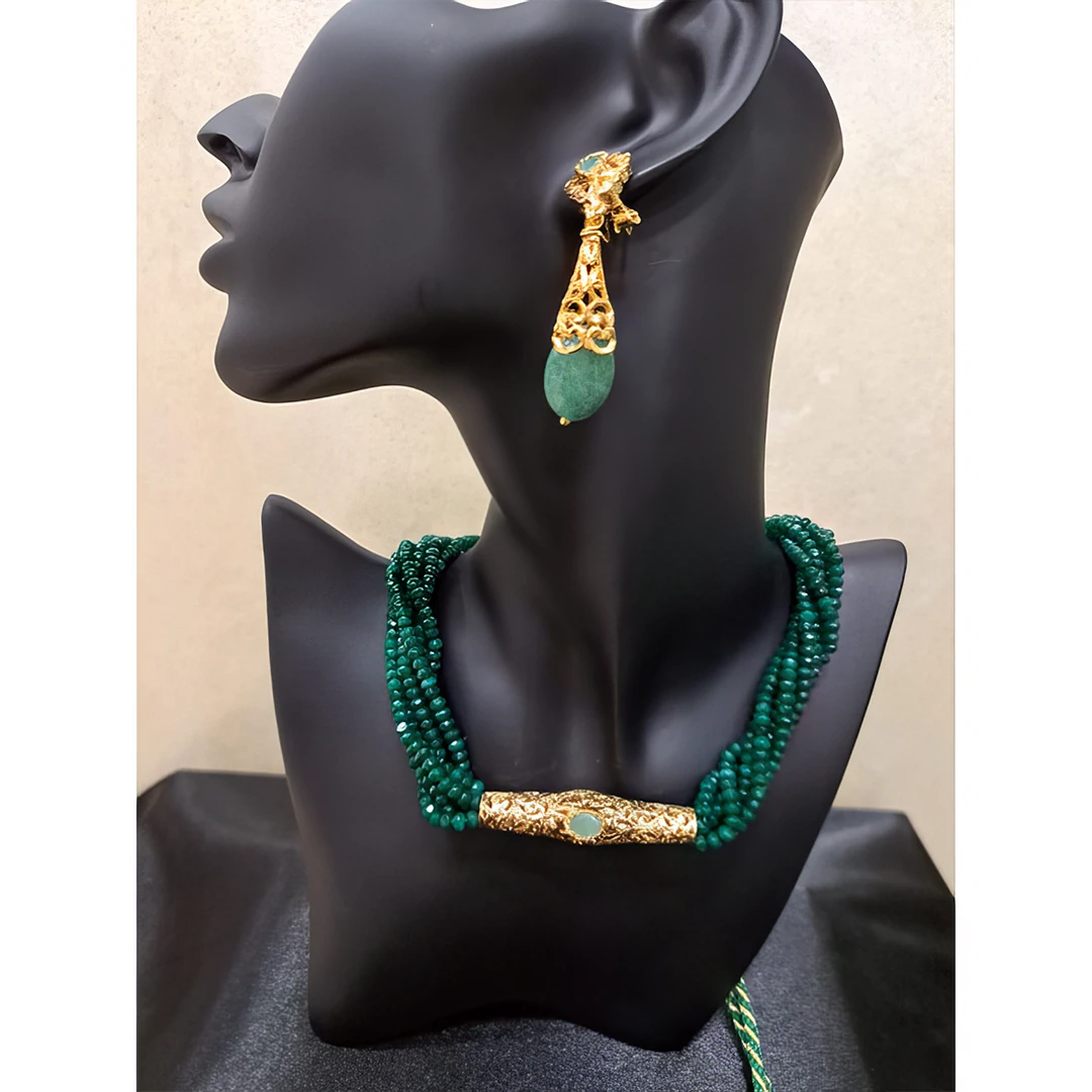Parrure-artisanal-marocain-verte-portee.webp Parure Artisanale Marocaine Verte – Élégance et Charme Naturel