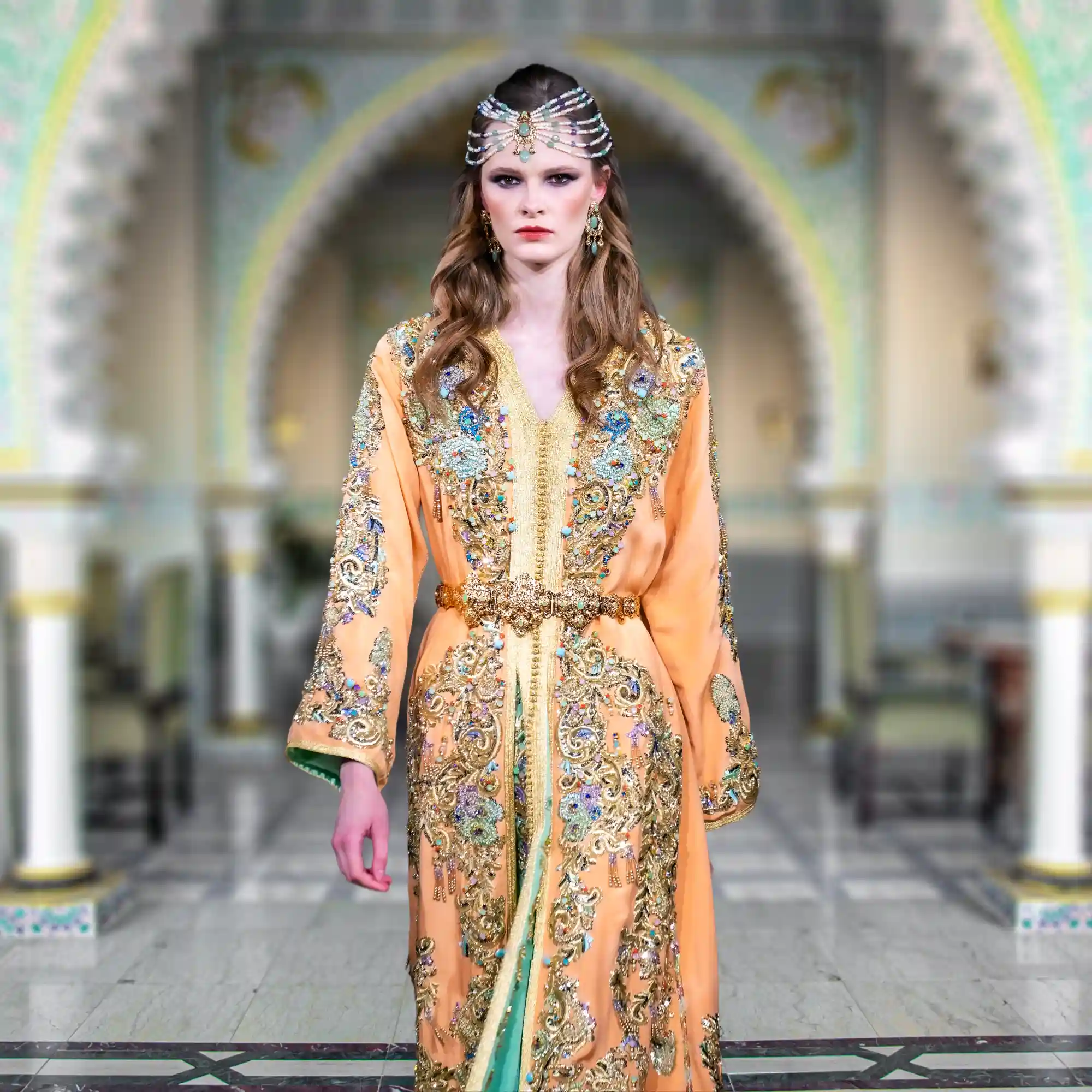 Takchita-Chams-2.webp Broderies somptueuses et couleurs éclatantes de la Takchita Chams pour grandes occasions.