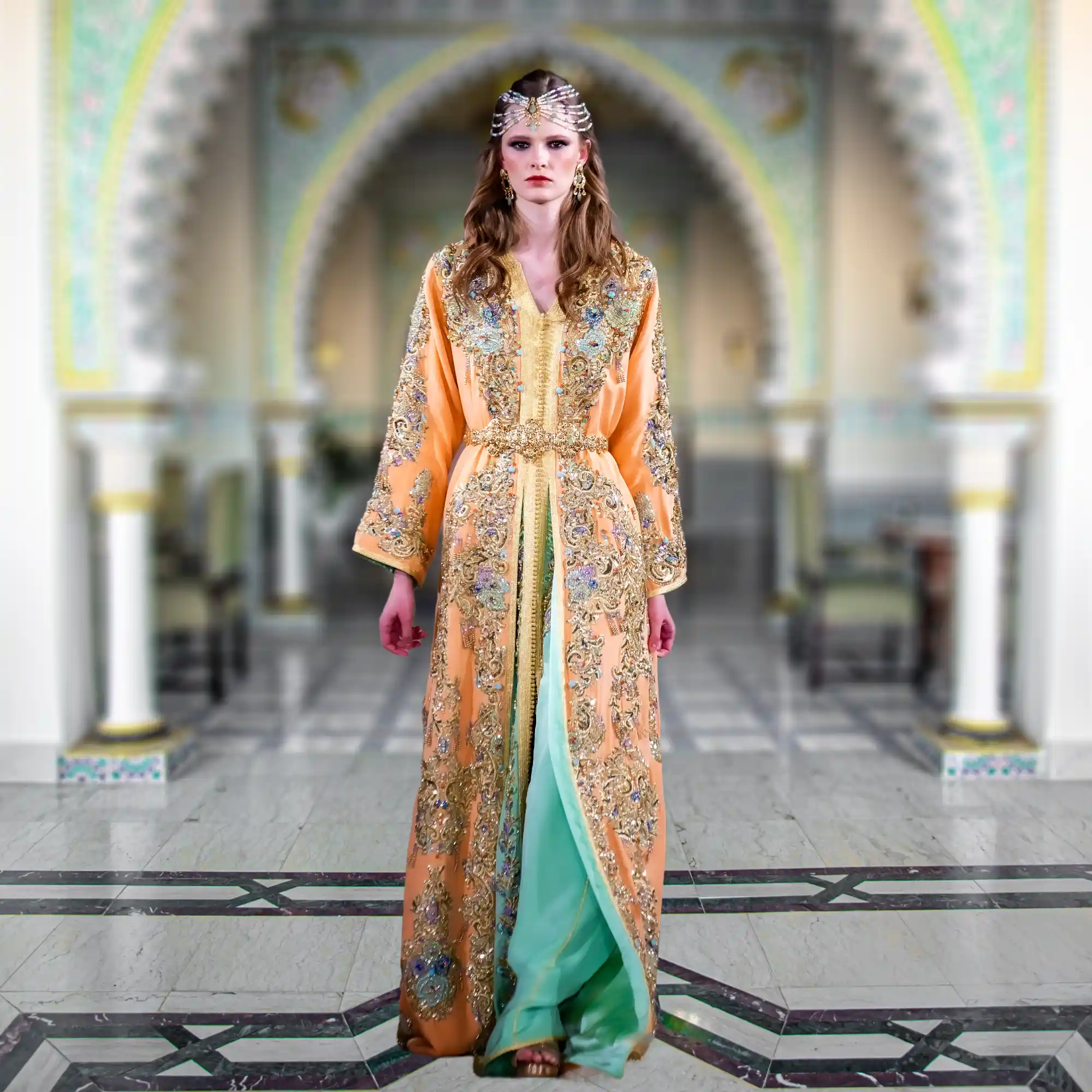 Takchita-Chams-3.webp Broderies somptueuses et couleurs éclatantes de la Takchita Chams pour grandes occasions.