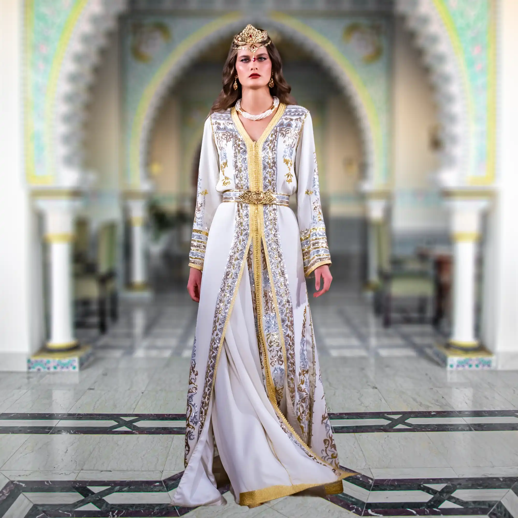 Takchita-Yasmin-1.webp Détails artisanaux de la Takchita Yasmin en blanc cassé, parfaite pour grandes occasions