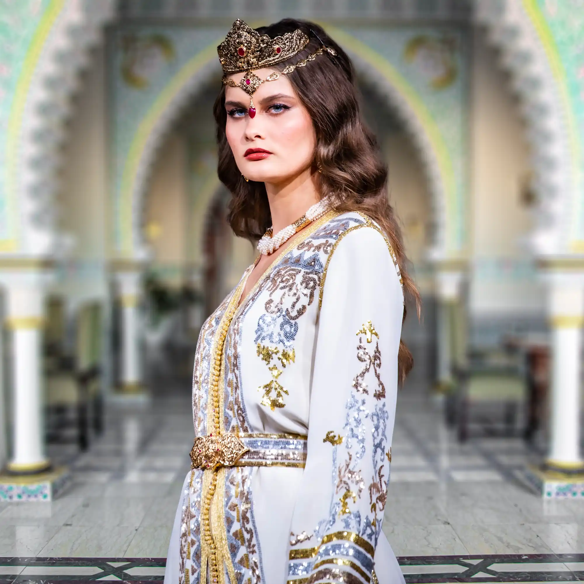 Takchita-Yasmin-3.webp Détails artisanaux de la Takchita Yasmin en blanc cassé, parfaite pour grandes occasions