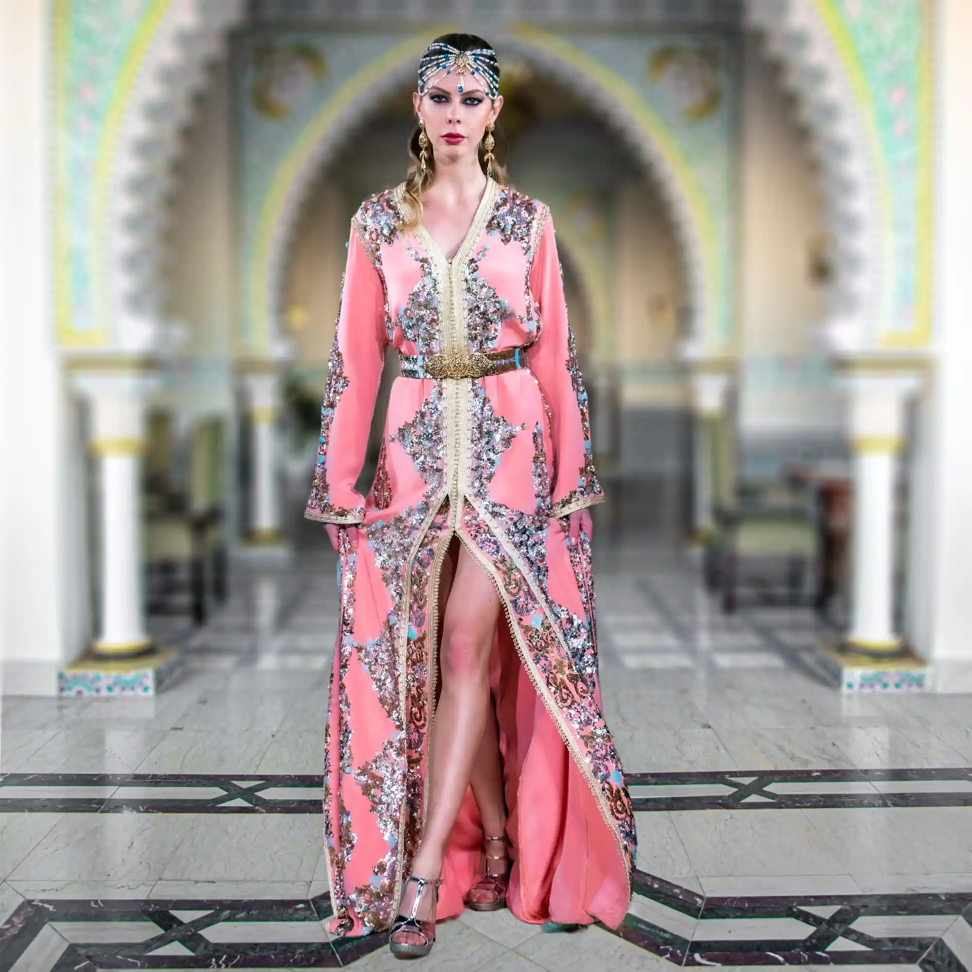Takchita-Zahra.webp Takchita Zahra Mautassin en vert bouteille, ornée de perles scintillantes, parfaite pour les grandes occasions.