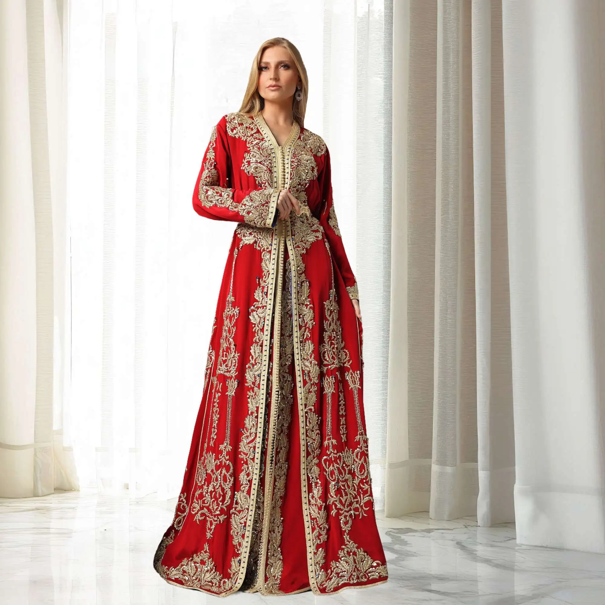 Takchita-safiya-rouge-1.webp Takchita Safiya rouge, ornée de cristaux Swarovski, parfaite pour mariées en quête de raffinement.
