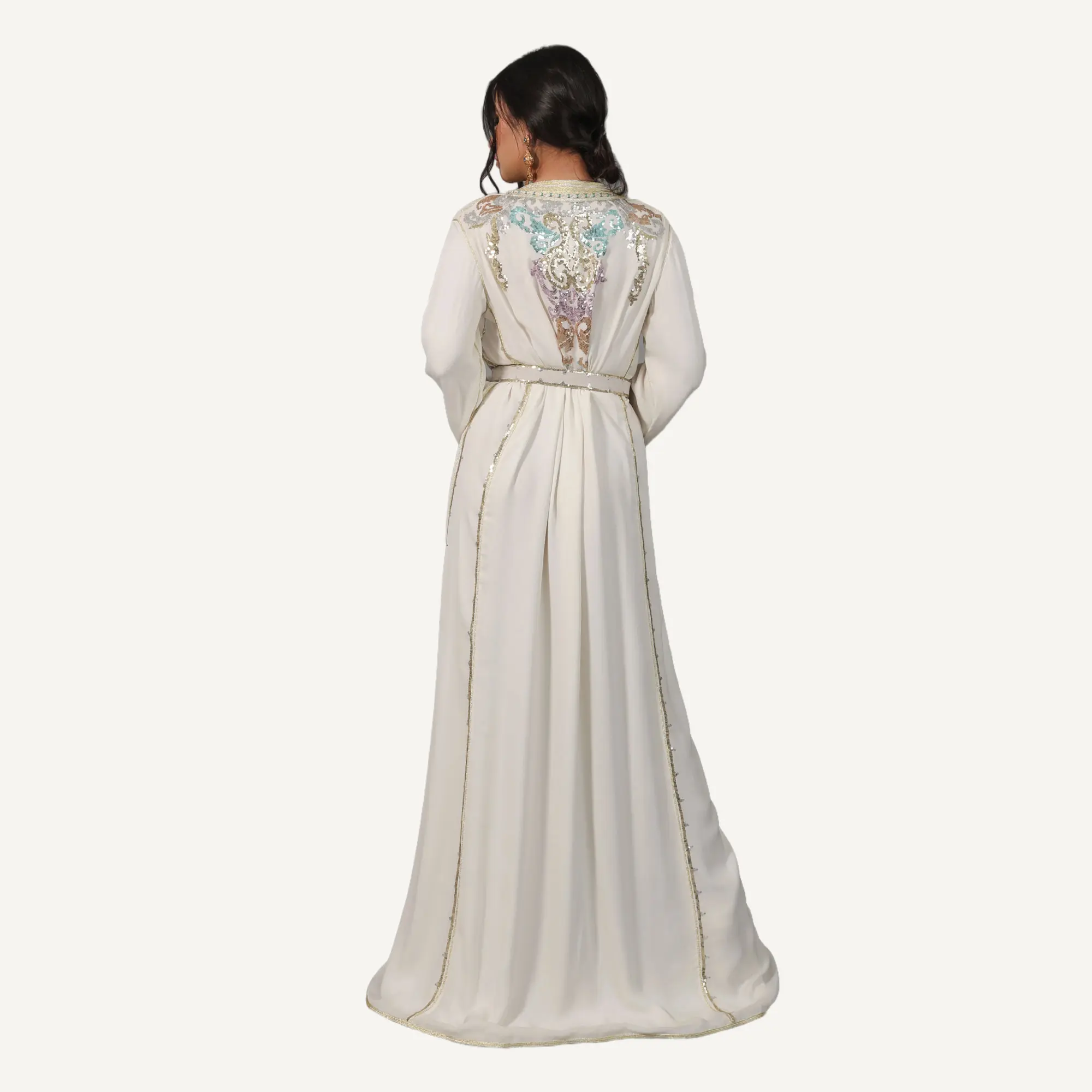 takchita-Layla-mautassin2.webp Takchita Layla Mautassin en blanc cassé, confectionnée en soie avec perlage artisanal.