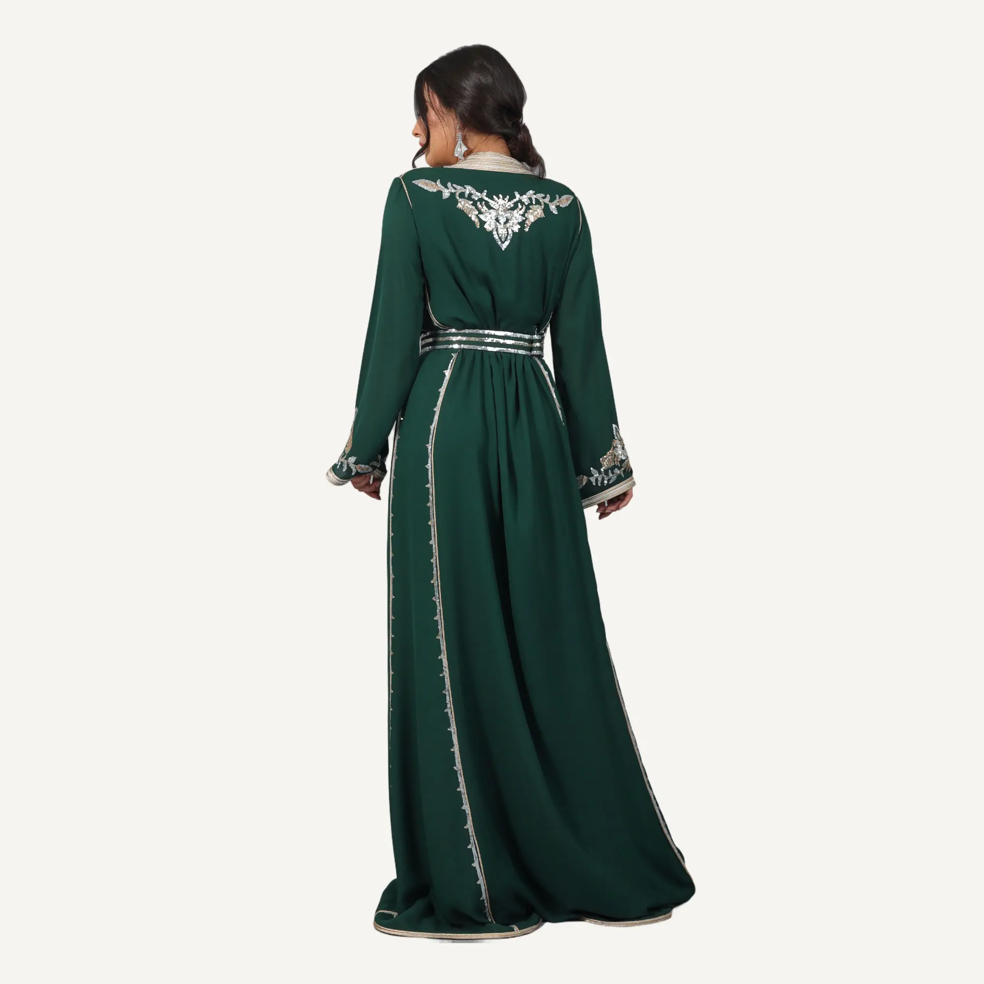 takchita-Zahra-mautassin.webp Takchita Zahra Mautassin en vert bouteille, ornée de perles scintillantes, parfaite pour les grandes occasions.