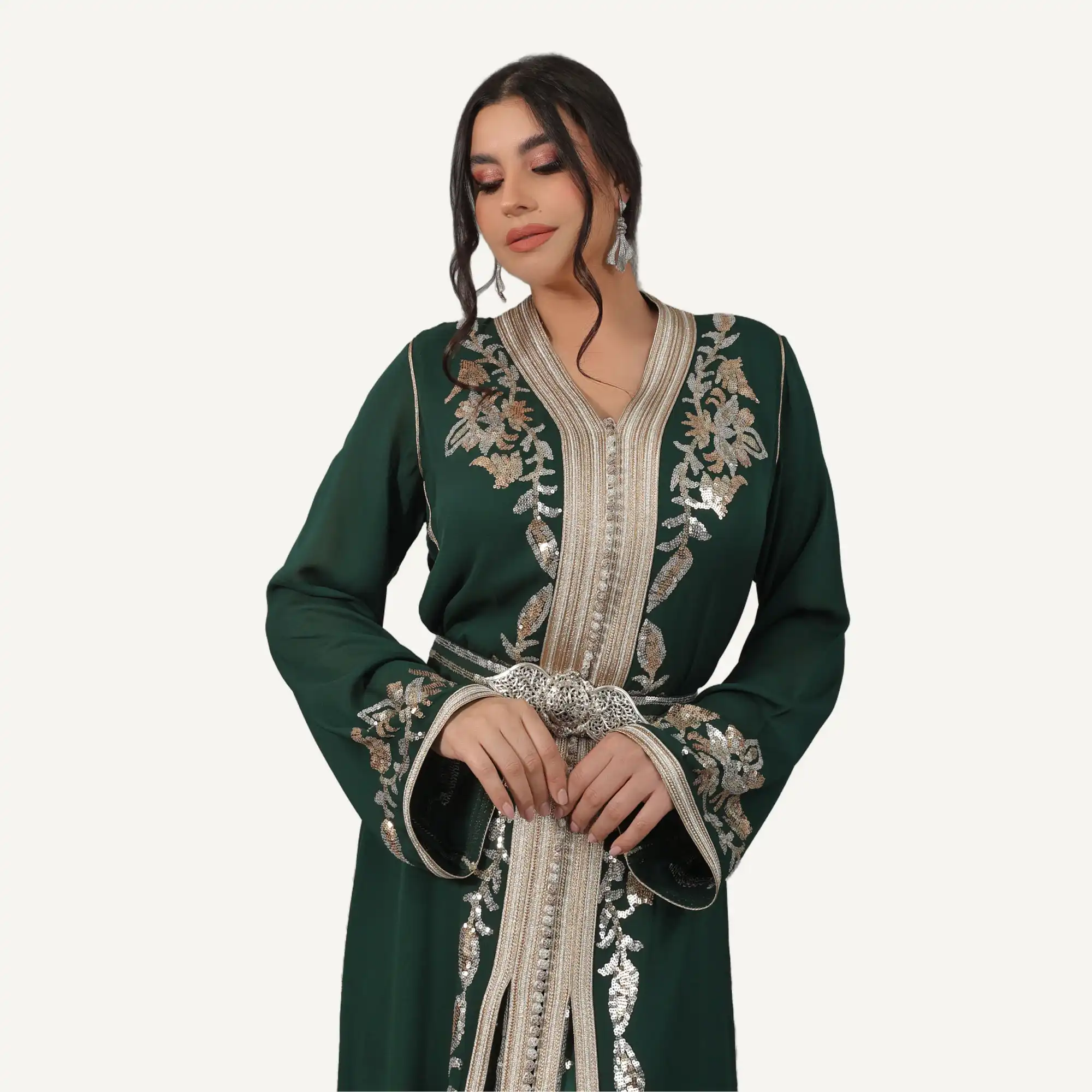 takchita-Zahra-mautassin1.webp Takchita Zahra Mautassin en vert bouteille, ornée de perles scintillantes, parfaite pour les grandes occasions.