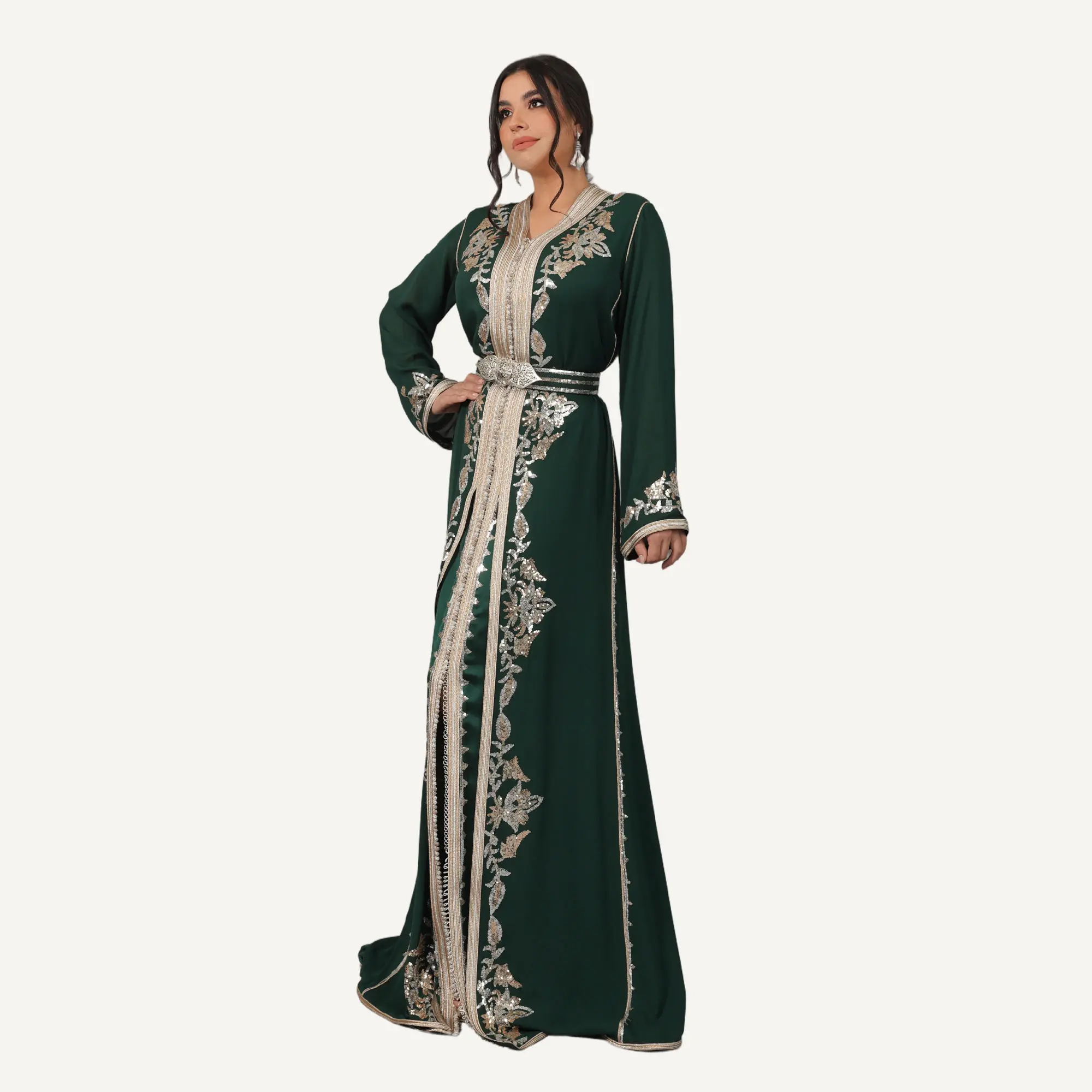 takchita-Zahra-mautassin2.webp Takchita Zahra Mautassin en vert bouteille, ornée de perles scintillantes, parfaite pour les grandes occasions.