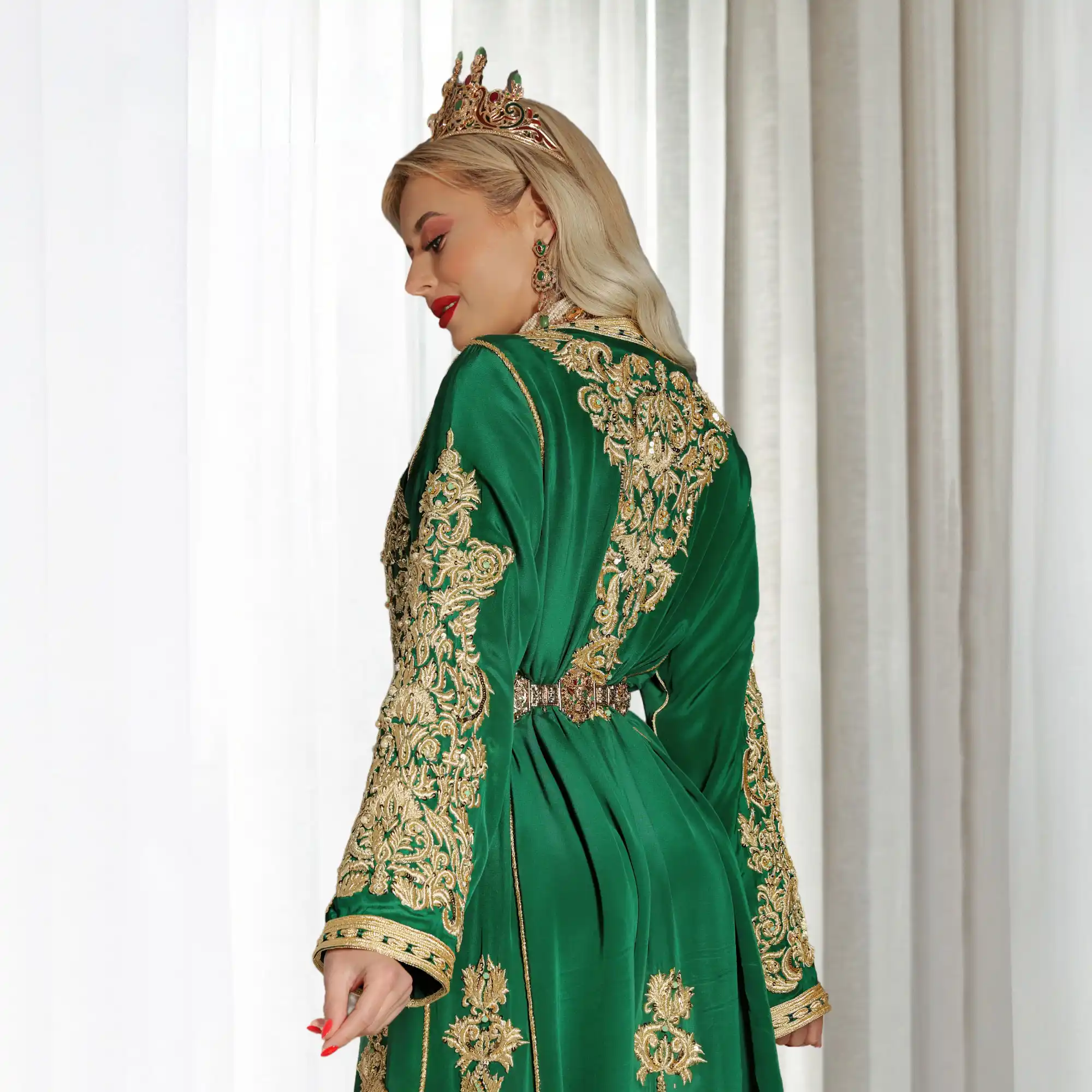 takchita-houyam-1.webp Takchita Houyam verte, confectionnée à la main avec broderies raffinées, idéale pour un mariage élégant.