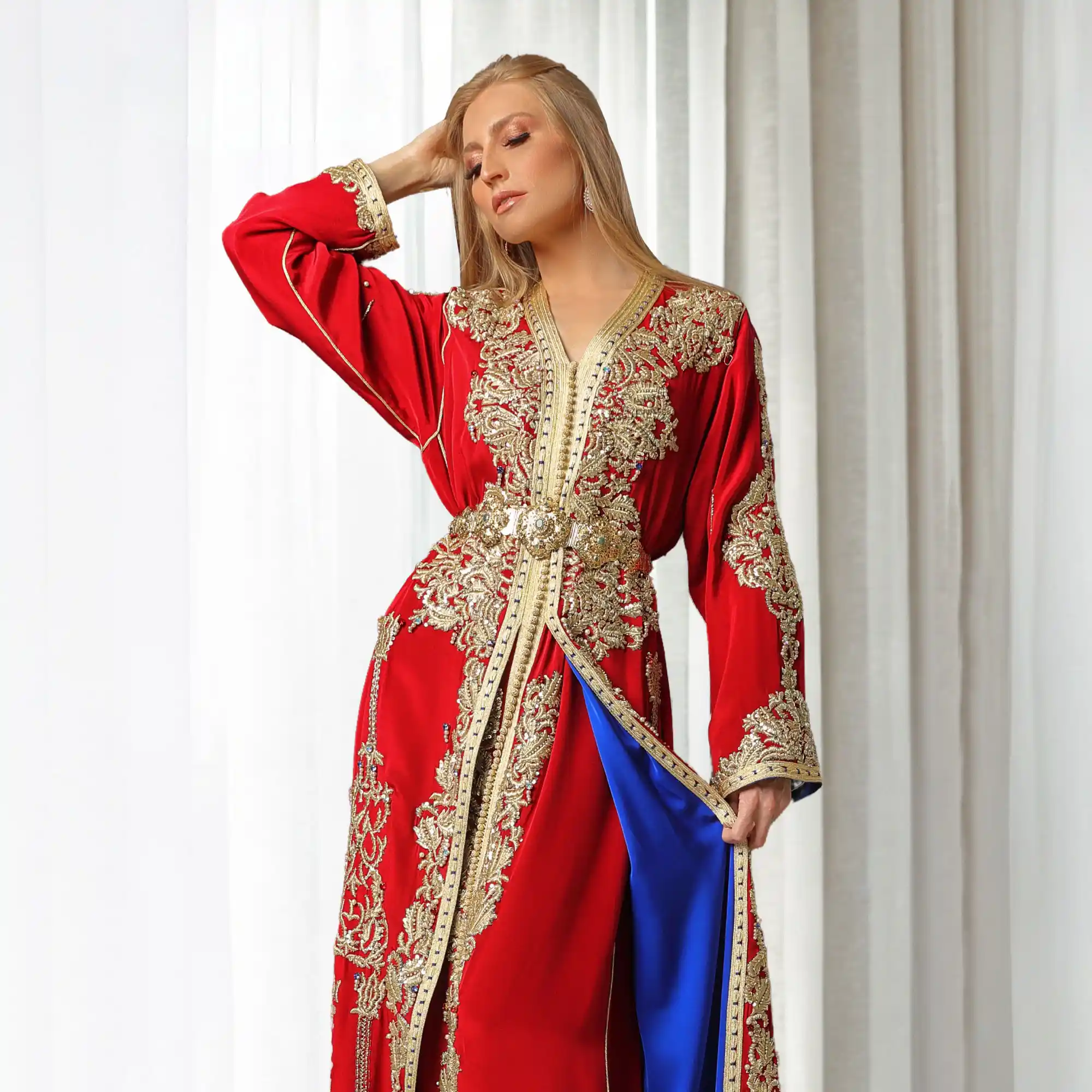 takchita-safiya-2-1.webp Takchita Safiya rouge, ornée de cristaux Swarovski, parfaite pour mariées en quête de raffinement.