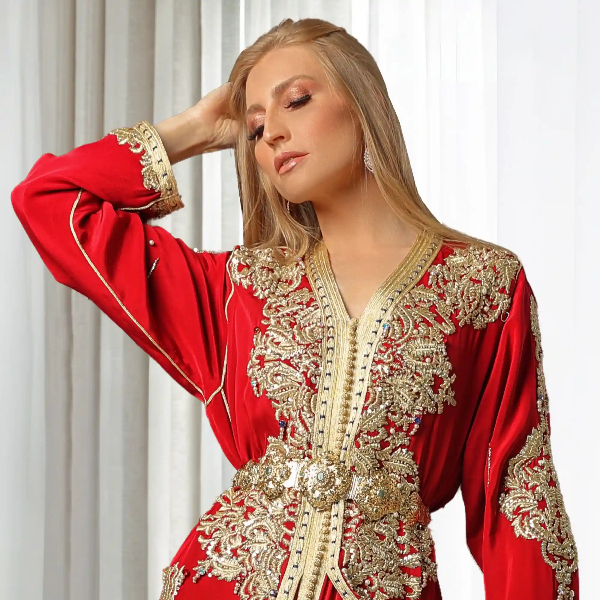 takchita-safiya.webp Takchita Safiya rouge, ornée de cristaux Swarovski, parfaite pour mariées en quête de raffinement.